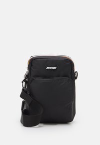 Schwarze Nylon-Crossbody-Tasche mit verstellbarem Schultergurt, einer vorderen Reißverschlusstasche und kontrastierendem orangenem Saum oben. K-Way-Logo auf der Vorderseite.