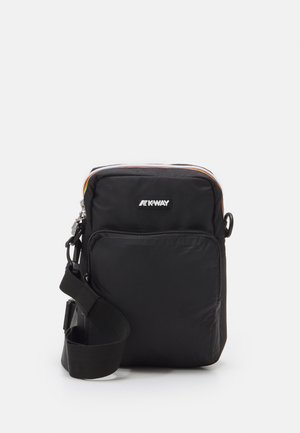 Schwarze Nylon-Crossbody-Tasche mit verstellbarem Schultergurt, einer vorderen Reißverschlusstasche und kontrastierendem orangenem Saum oben. K-Way-Logo auf der Vorderseite.