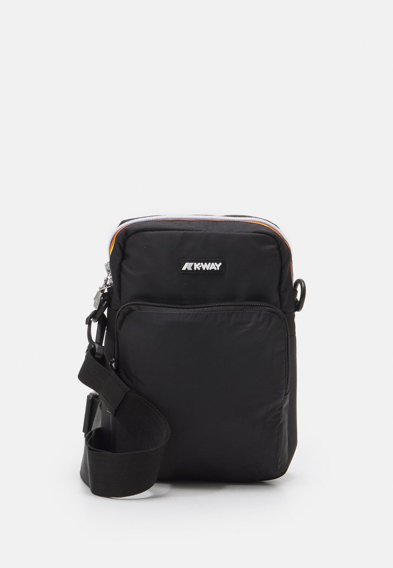 Schwarze Nylon-Crossbody-Tasche mit verstellbarem Schultergurt, einer vorderen Reißverschlusstasche und kontrastierendem orangenem Saum oben. K-Way-Logo auf der Vorderseite.