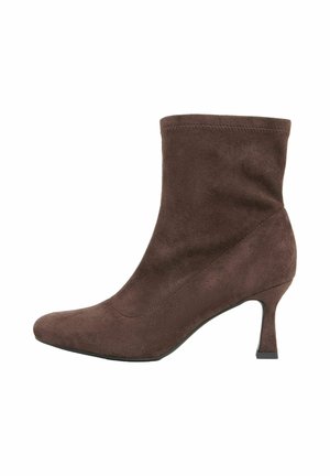 Rudos daimio auliniai batai su smailiu nosimi, prigludusia aulu ir liekna, vidutinio aukščio pakulne. Savybė - lygi tekstūra ir subtilūs siuvinėjimo detalės.