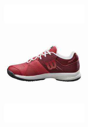 Chaussure de sport rouge avec une tige en mesh respirant, des lacets blancs, des accents texturés et une semelle en caoutchouc. Présente un logo sur le côté.