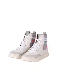 Sneaker alte in pelle bianca con dettagli in suede grigi, caratterizzate da stelle rosa, lacci bianchi e suole in gomma testurizzata.