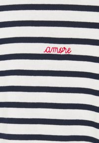 Navy- und weiß gestreifte Baumwoll-T-Shirt mit rotem gesticktem Text "amore" auf der Brust. Weicher Stoff mit klassischem Rundhalsausschnitt.