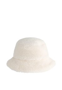 Bijela, pahuljasta kapa s mekanom teksturom i nagnutom obodom.