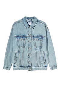 Ljusblå denimjacka med klassisk krage, två bröstfickor och knäppning med knappar. Har en avslappnad passform och synliga söm-detaljer.