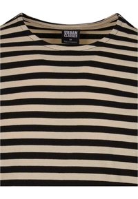 T-shirt en coton noir et crème à rayures avec un col rond. Pr�ésente une étiquette indiquant "URBAN CLASSICS", taille M, et une texture lisse.