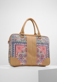 Borsa tan con parte anteriore in tessuto decorato con motivi floreali e geometrici in rosa, blu e nero. Doppi manici e forma strutturata.