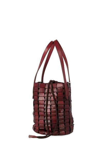 Borsa a secchiello in pelle rossa con design intrecciato, dotata di chiusura con cordino intrecciato e manici lunghi e piatti per il trasporto. Forma strutturata e testurizzata.