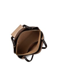Borsa tote grande con esterno in pelle marrone chiaro, manici marrone scuro e chiusura con zip. L'interno presenta un ampio scomparto e una tasca aggiuntiva.
