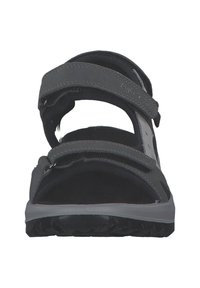 Grijze sandaal met meerdere verstelbare banden, een gestructureerde zwarte zool en een gevormde voetenbed voor comfort en ondersteuning.