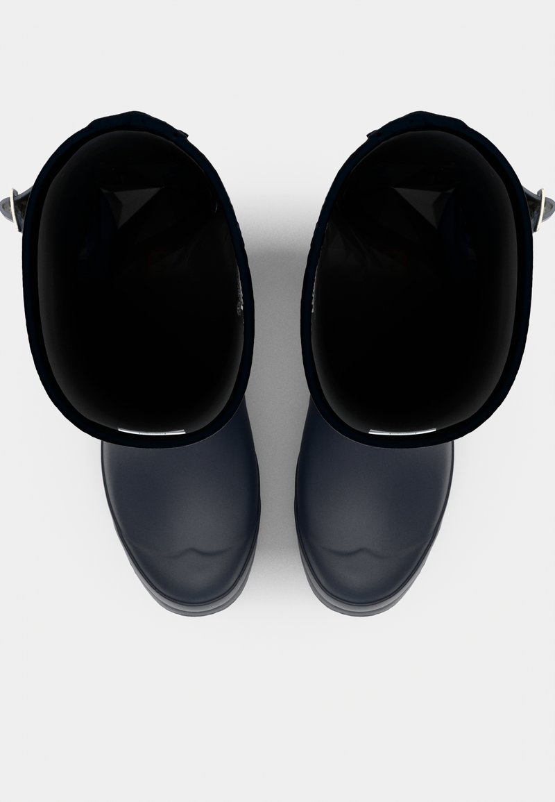 Botas de goma impermeables color navy con punta redondeada y una textura lisa y brillante. Los interiores son de color negro y cuentan con un diseño de parte superior abierta.