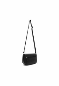 Bolso de hombro de cuero negro con forma curva, superficie texturizada, correa ajustable y bolsillo con cremallera en la parte frontal. Diseño simple y funcional.