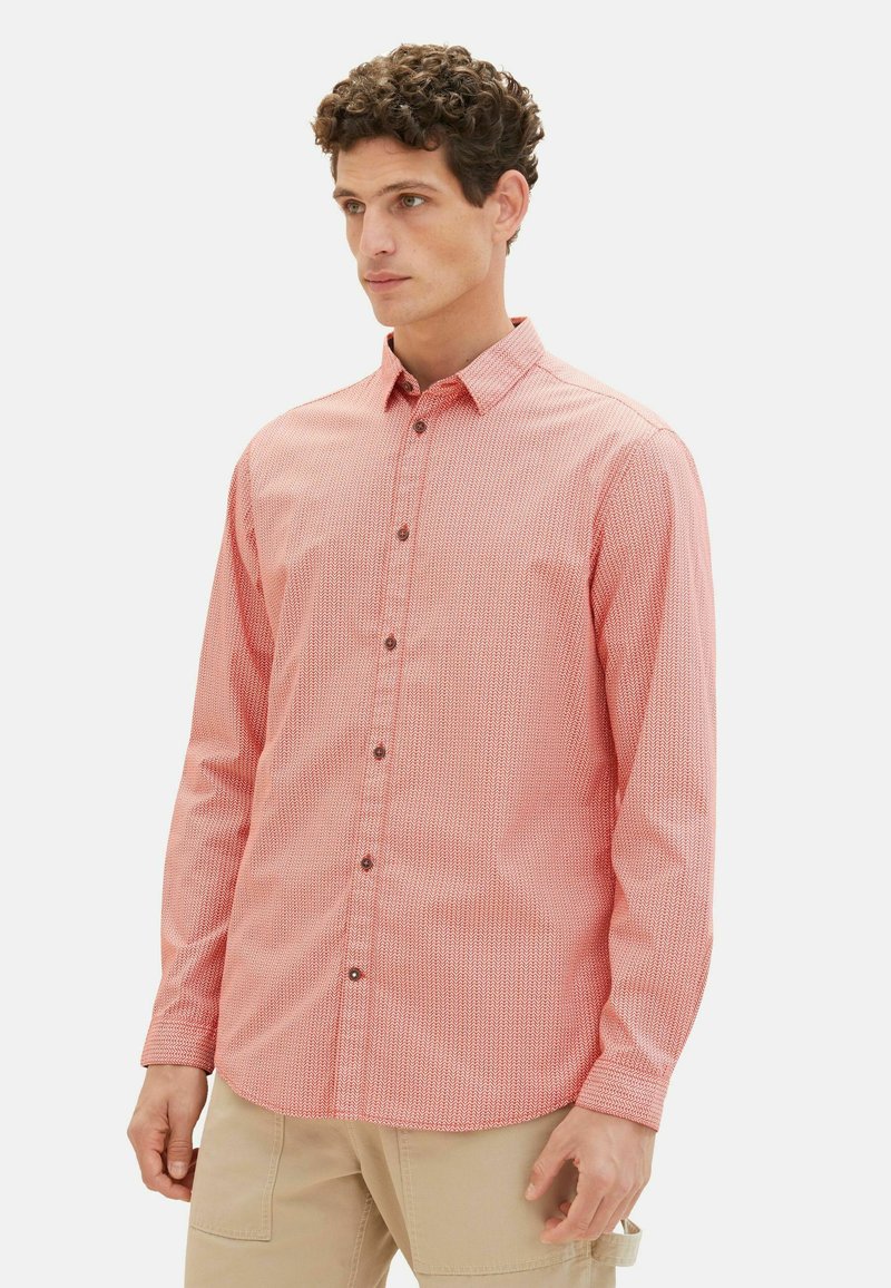 Rood en wit gestreept overhemd met lange mouwen en een button-down kraag, voorzien van bruine knopen en een textuurdesign in de stof.