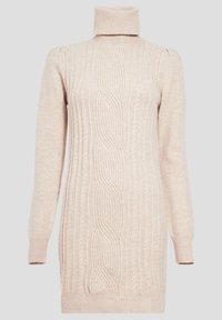 Vestido de punto en suave beige con cuello alto, que presenta patrones de trenzado texturizados y mangas largas, terminando por encima de la rodilla.
