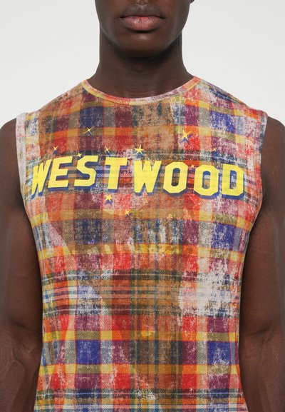 Uomo che indossa una camicia senza maniche a quadretti multicolore con la scritta gialla "WESTWOOD" e piccole stelle grafiche sul petto.