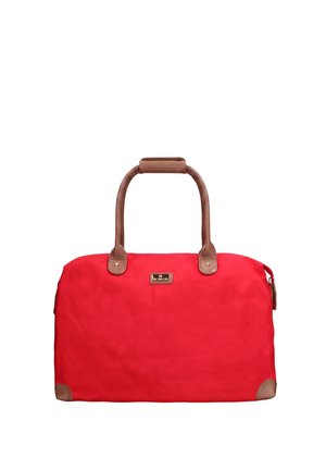 Rote weiche Reisetasche mit braunen Ledergriffen, Eckverstärkungen und einem zentralen Logo-Patch auf weißem Hintergrund.