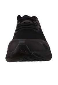 Vue de face d'une chaussure de sport noire avec des lacets et une semelle texturée, isolée sur fond blanc.
