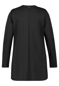 Černý top s dlouhým rukávem a kulatým výstřihem, se středovým švem na zádech a zapínáním na knoflíček u krku. Hladká, měkká látka.