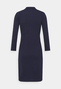 Marinblå klänning med långa ärmar och krage, tillverkad av slät tyg. Har en figursydd silhuett, knälång längd och sömlös design.