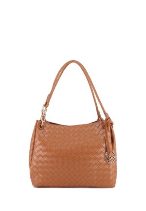 Bolso de cuero trenzado marrón con dos asas trenzadas para el hombro y un pequeño charm redondo de tono dorado en un lado.