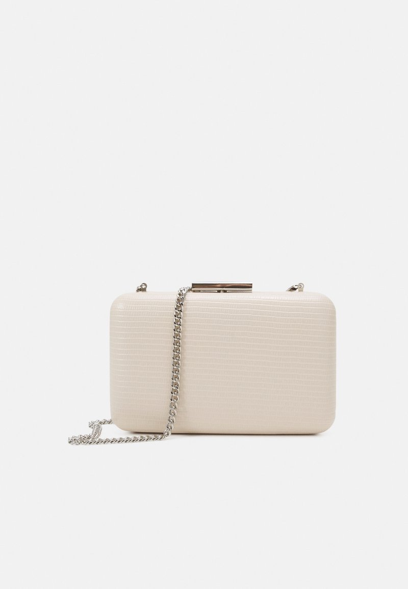 Pochette en matériau texturé beige clair, de forme rectangulaire, avec une chaîne en métal argenté et un fermoir métallique.
