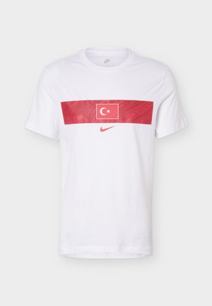 T-shirt Nike blanc à manches courtes avec un panneau rectangulaire rouge présentant le drapeau turc et un swoosh Nike rouge en dessous.