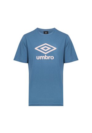 T-shirt bleu à manches courtes avec un col rond affichant un grand logo blanc Umbro et le nom de la marque sur la poitrine.