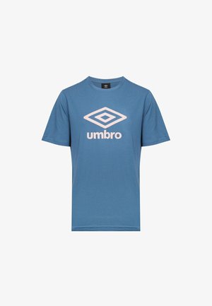 T-shirt bleu à manches courtes avec un col rond affichant un grand logo blanc Umbro et le nom de la marque sur la poitrine.