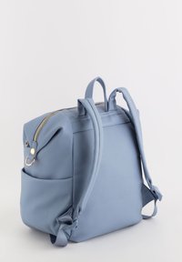 Mochila azul texturizada con dos correas ajustables, una parte superior con cremallera y un bolsillo lateral, con acentos de hardware en color dorado.