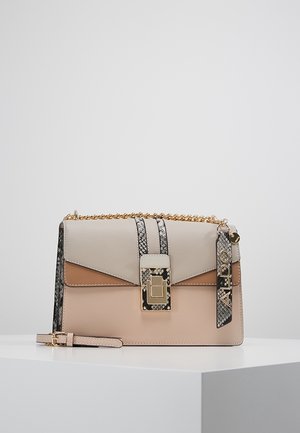 Rechteckige beige und hellbraune Handtasche mit goldfarbener Kettenriemen, Akzenten im Schlangenhautmuster, vorderer Schnalle und einem Schlüsselanhänger mit der Aufschrift "ALDO".