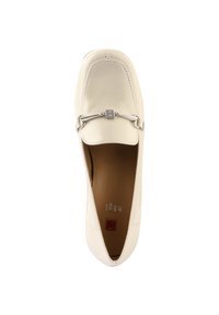 Ljus beige läderloafer med rund tå, med en silverfärgad dekorativ detalj och subtila sömnadsdetaljer på ovandelen.