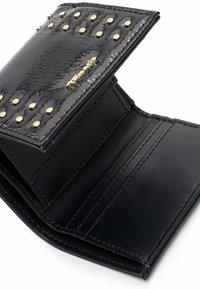 Svart plånbok i lackläder med guldnitar på klaffen, flera kortfack och slät textur. Kompakt vikbar design.