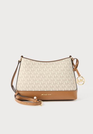 Geantă Michael Kors bej și maro cu model logo MK, curea ajustabilă și pandantiv aurit MK pe un fundal deschis.