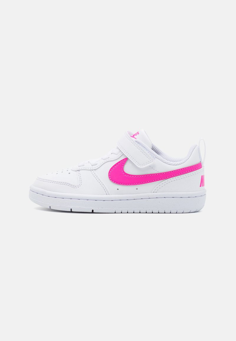 Weiße Sneaker mit rosa Akzenten, ausgestattet mit einem Klettverschluss, perforierter Zehenpartie für Atmungsaktivität und strukturiertem Gummisohle.