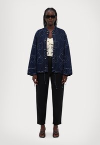 Henrik Vibskov SMILEY JACKET - Džínová bunda - dark needle punch