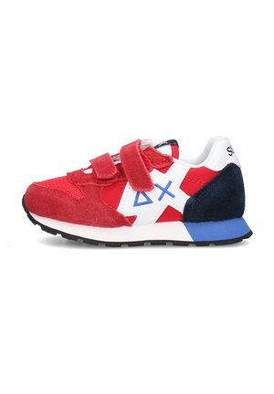 Scarpa da ginnastica per bambini rossa e blu con pannello laterale bianco, due strap con velcro, simboli a triangolo e X blu, e suola in gomma nera.