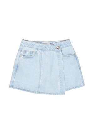 Falda de mezclilla azul claro con forma acampanada, que cuenta con dos bolsillos delanteros, costuras visibles y cierre con botón decorativo.