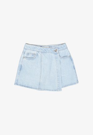 Jupe en denim bleu clair à coupe évasée, avec deux poches avant, des coutures apparentes et une fermeture décorative à bouton.