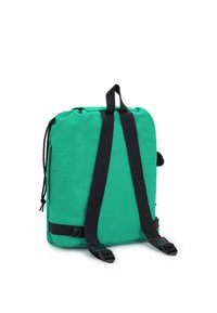 Zaino in tessuto verde con apertura a coulisse, spallacci neri regolabili e piccolo manico superiore; presenta una cerniera laterale e una base piatta.