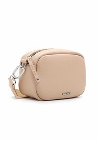 Piccola pochette rettangolare in morbido cuoio beige, con zip in argento, tracolla removibile e logo impresso. Texture liscia con bordi arrotondati.