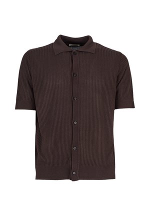 Brązowa ciemna prążkowana koszulka polo z krótkim rękawem, z przodu na guziki i klasycznym kołnierzem, przedstawiona na białym tle.