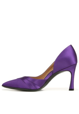 Chaussure à talon haut en satin violet avec un bout pointu et un design incurvé. Présente une texture plissée et une base noire. Talon de 7 à 10 cm.