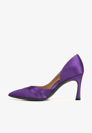 Lila Satin-High-Heel-Schuh mit spitzer Zehe und geschwungenem Design. Hat eine gefältelte Textur und eine schwarze Basis. 8-10 cm Absatz.