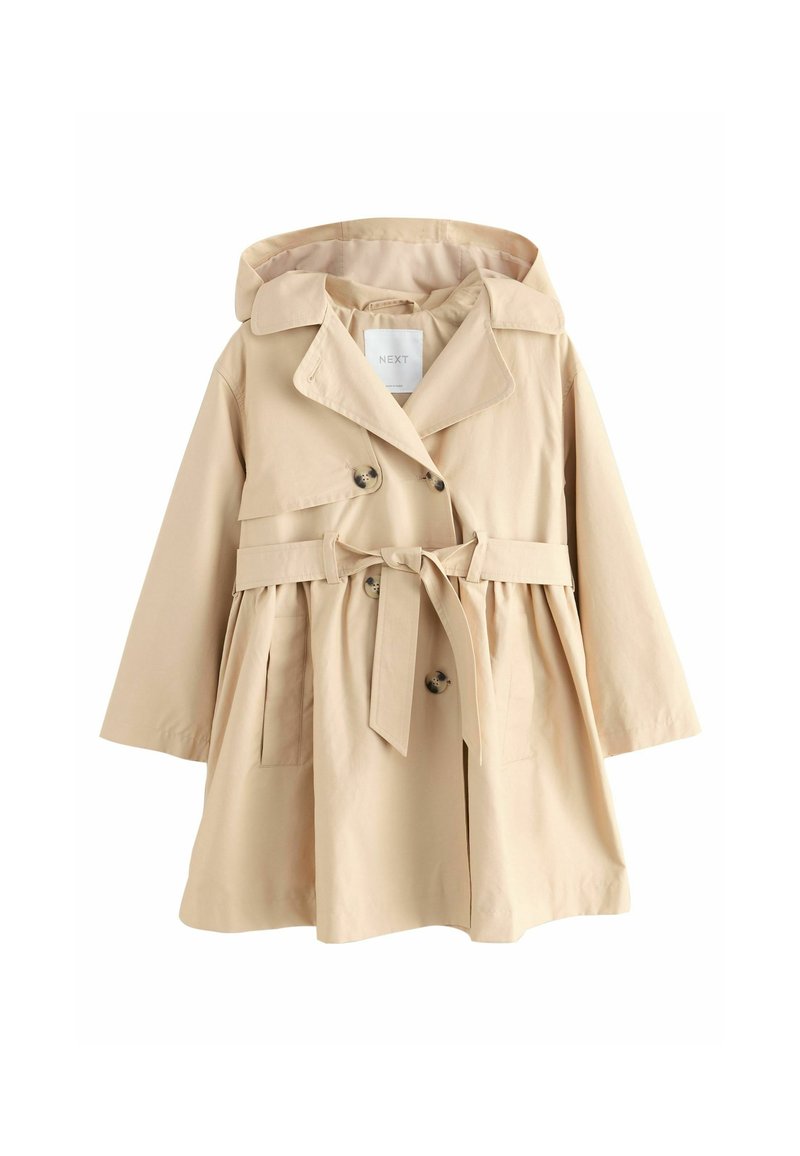 Impermeable beige con capucha, diseño de doble botonadura, cierre frontal con botones y cintura con cinturón. Incluye dos bolsillos laterales y un dobladillo acampanado.
