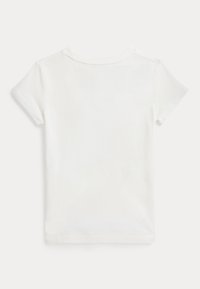 Camiseta blanca de manga corta hecha de algodón. Presenta un cuello redondo y una superficie lisa sin patrones ni adornos.