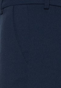 Marinblå byxor i ullblandning med en slät yta, subtil glans och sidofickor med en klassisk, skräddarsydd design.