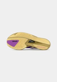 Semelle de chaussure de course Adidas Adizero en jaune, avec des accents violets. Grip texturé avec rainures et détail de la marque au talon.