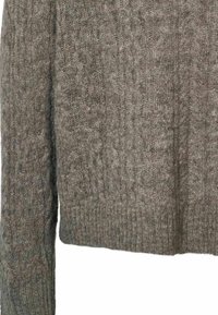 Pull marron tricoté montrant une texture torsadée avec des poignets et un ourlet côtelés sur une vue partielle de face et de manche.