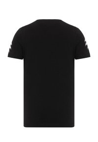 Schwarzes Baumwoll-T-Shirt mit kurzen Ärmeln, ausgestattet mit einem runden Halsausschnitt und subtilen grafischen Details auf der linken Schulter. Angenehme, glatte Textur.