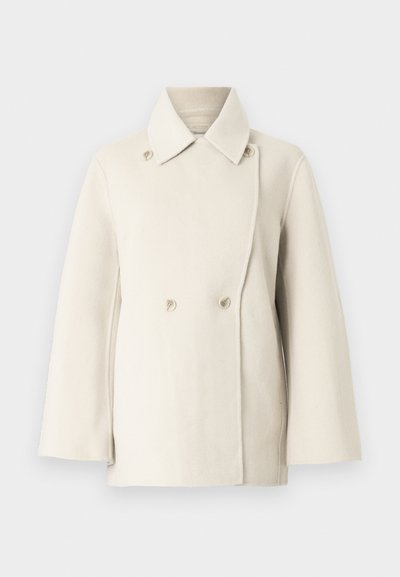 Krém színű gyapjúkabát dupla soros elejű, széles gallérral és harang alakú ujjal; két gombbal és puha textúrával.